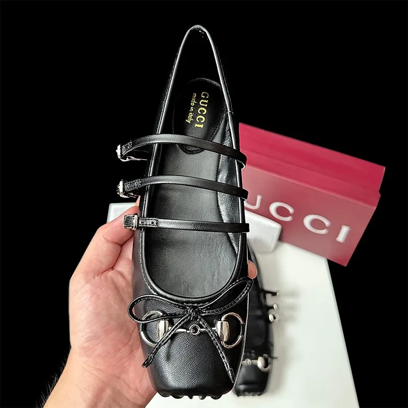 👟👟Ex-factory price 520👟👟Ex-factory price 40👟👟Ex-factory price 50 Gucci Gucci cheat Mary Jane is here, Sabato’s first hot item is here!  👟👟The latest horsebit buckle with ex-factory price of 50 has a Mary Jane French retro feel. It is so charming and charming at first sight. It shows whiteness and elegance~Whether it is paired with a skirt, it still has a feminine look~ The ballet shoes are stable for walking and can increase the height of the legs. It continues the essence of elegance and conveys the hot love~Double diamond buckle. Everyone can't put it down. Meet everyone's needs. As always, vivo's beautiful and moving soft leather with classic and generous buckles easily presents a summer romantic style, hidden with full red hearts, full of love every step of the way. Material: Imported original silk💰/Imported cowhide Lining: Imported sheepskin Hardware: Original molded horsebit Sole: Original genuine leather outsole Size: #35-41 (40 41 customized)
